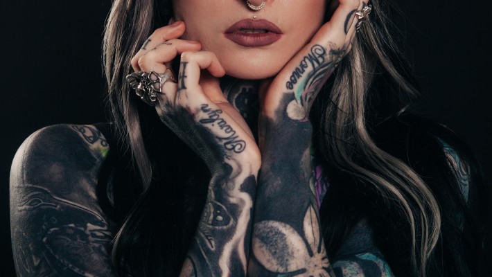 Sesso: gli uomini preferiscono le tatuate