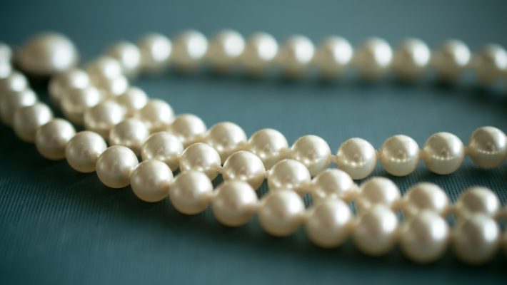 “Pearling”: gli uomini che per fare meglio sesso si fanno inserire delle perle nel pene