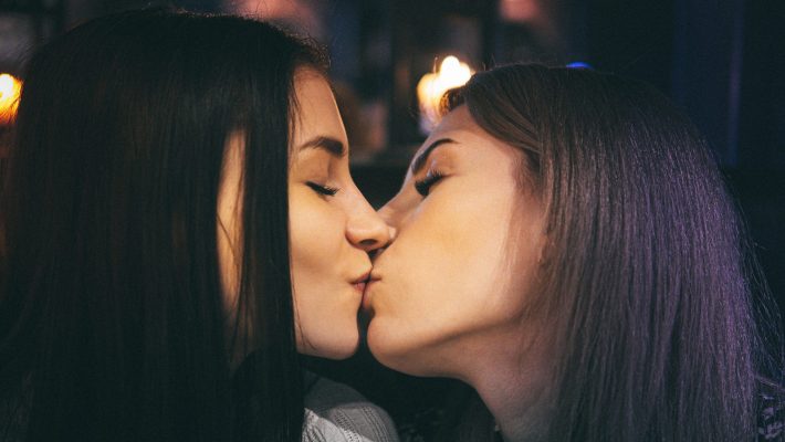 Perché alle feste le donne eterosessuali a volte si baciano tra di loro?