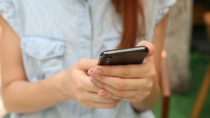 Il sexting non ha conseguenze negative sugli adolescenti