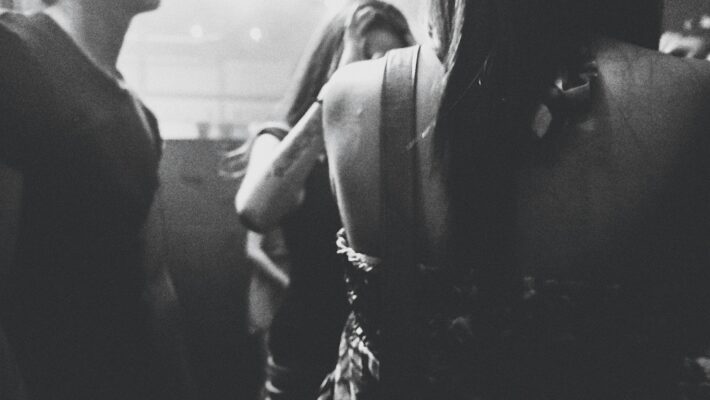 La gelosia che sperimentiamo in una relazione dipende per il 28% dalla nostra personalità, mentre  per il 40% dalle dinamiche specifiche della relazione, come il comportamento del partner e le  esperienze vissute insieme.